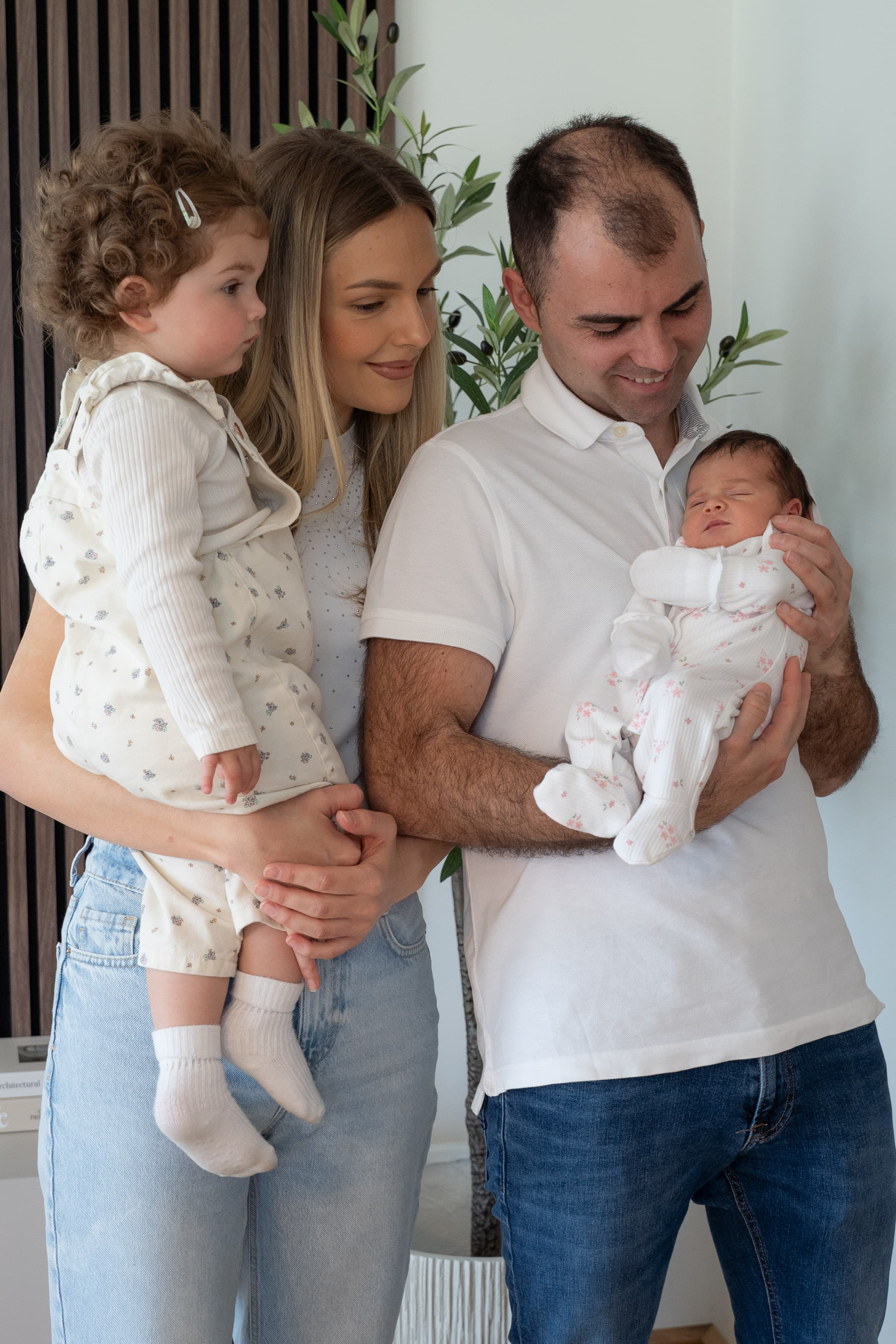 Familie mit Neugeborenem
