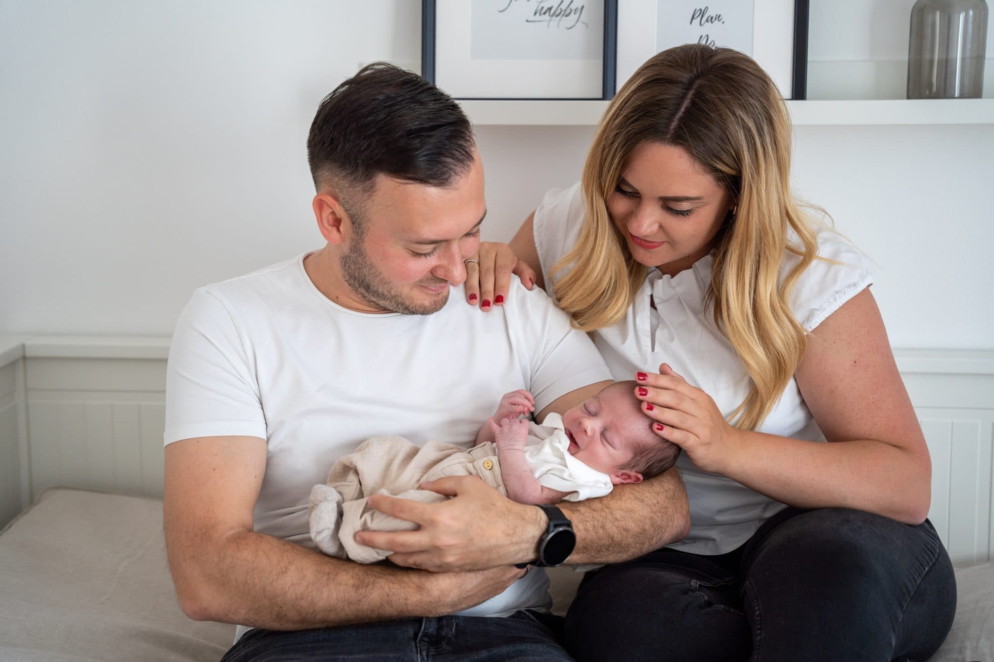 Familie mit Baby auf dem Bett