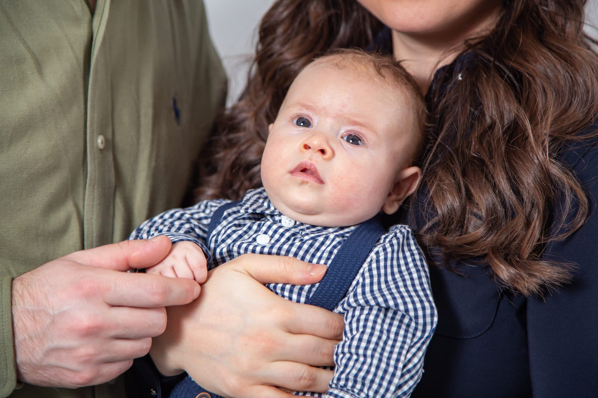 Eltern halten waches Baby