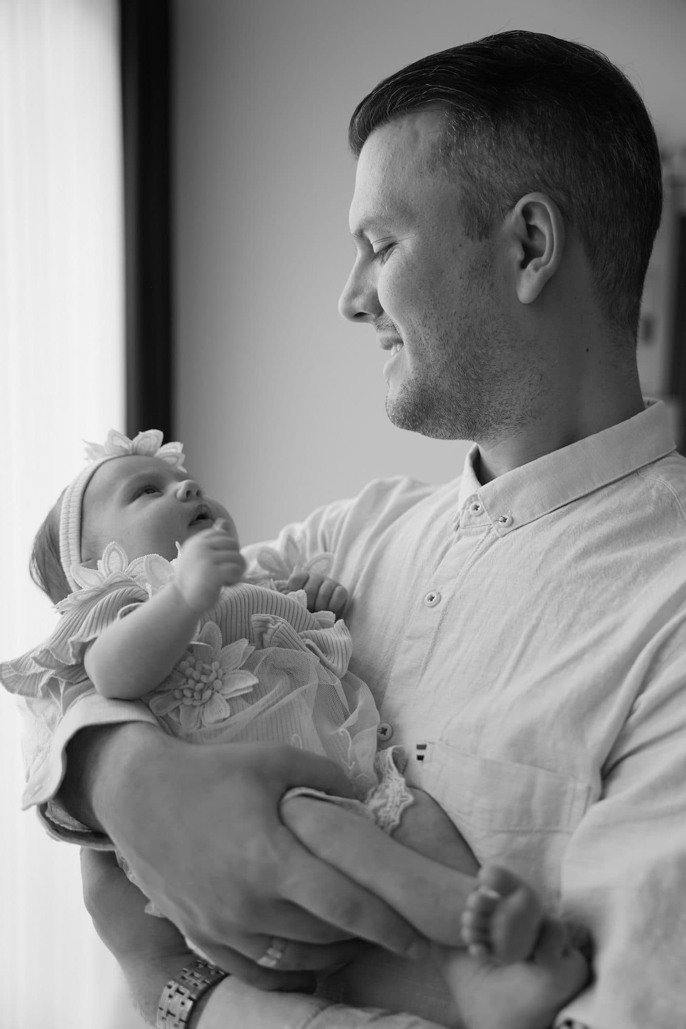 Vater hält Baby, schwarz-weiß